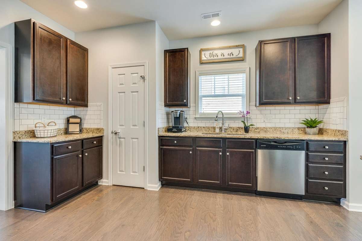 Kitchen w/ Pantry