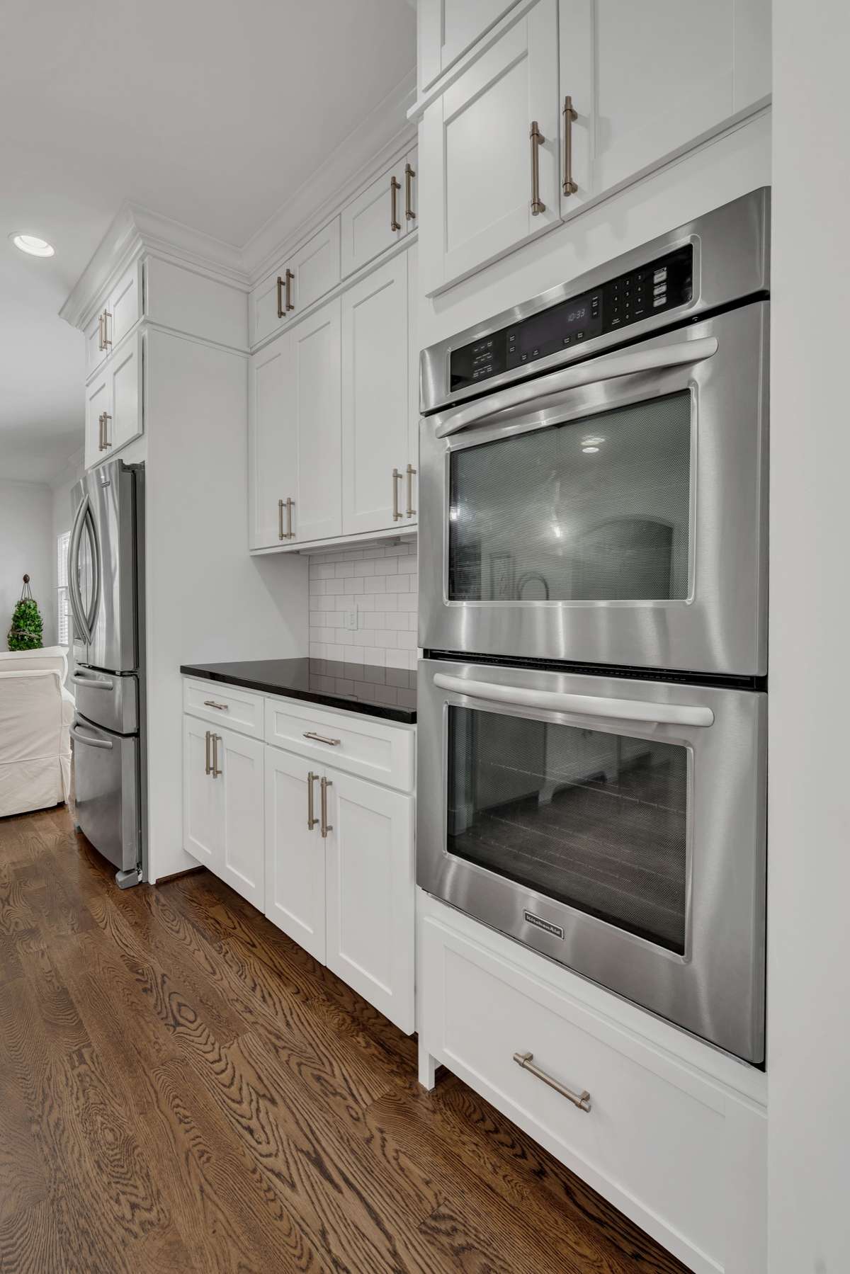 Double oven is wonderful for those big holiday meals or get togethers with friends.