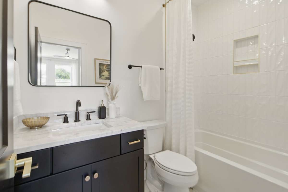 tile to the ceiling + marble countertop