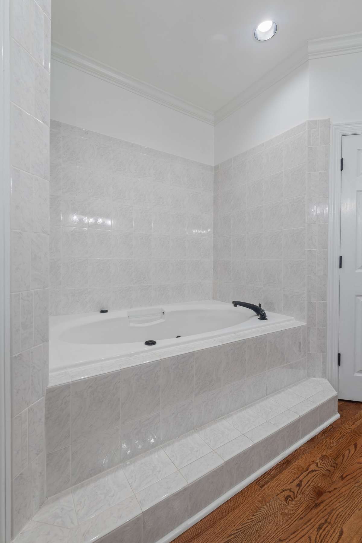 Jetted spa tub