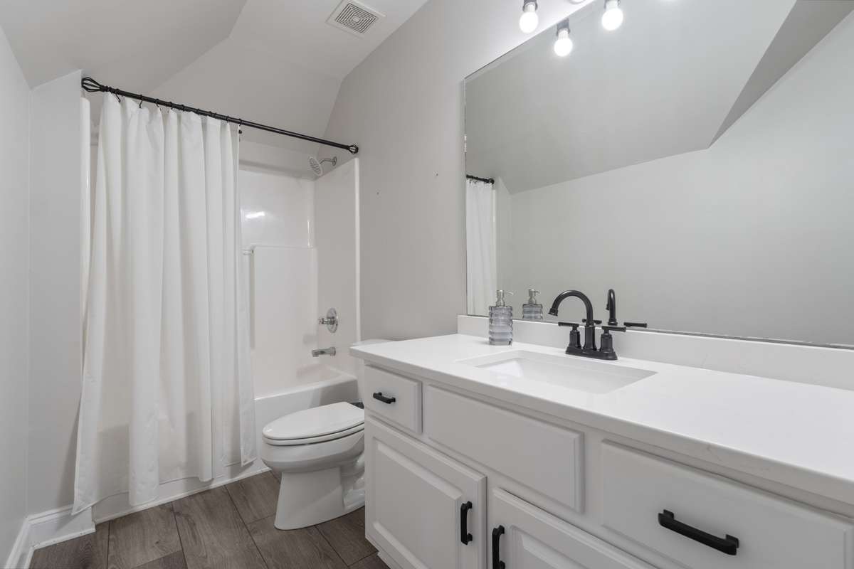 Full bath off bedroom #5