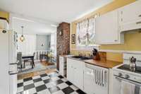 A convenient layout for making daily meals a breeze!