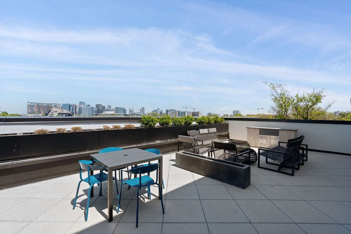 5th Floor amenity area outside deck with great views of the Nashville Skyline.