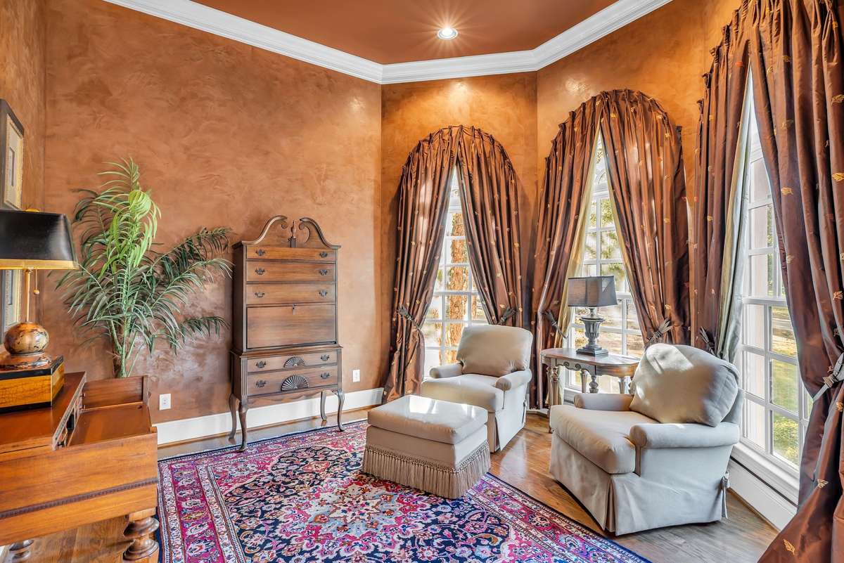 Rich Venetian plaster walls and triple arched windows create a warm, refined atmosphere for work or relaxation.