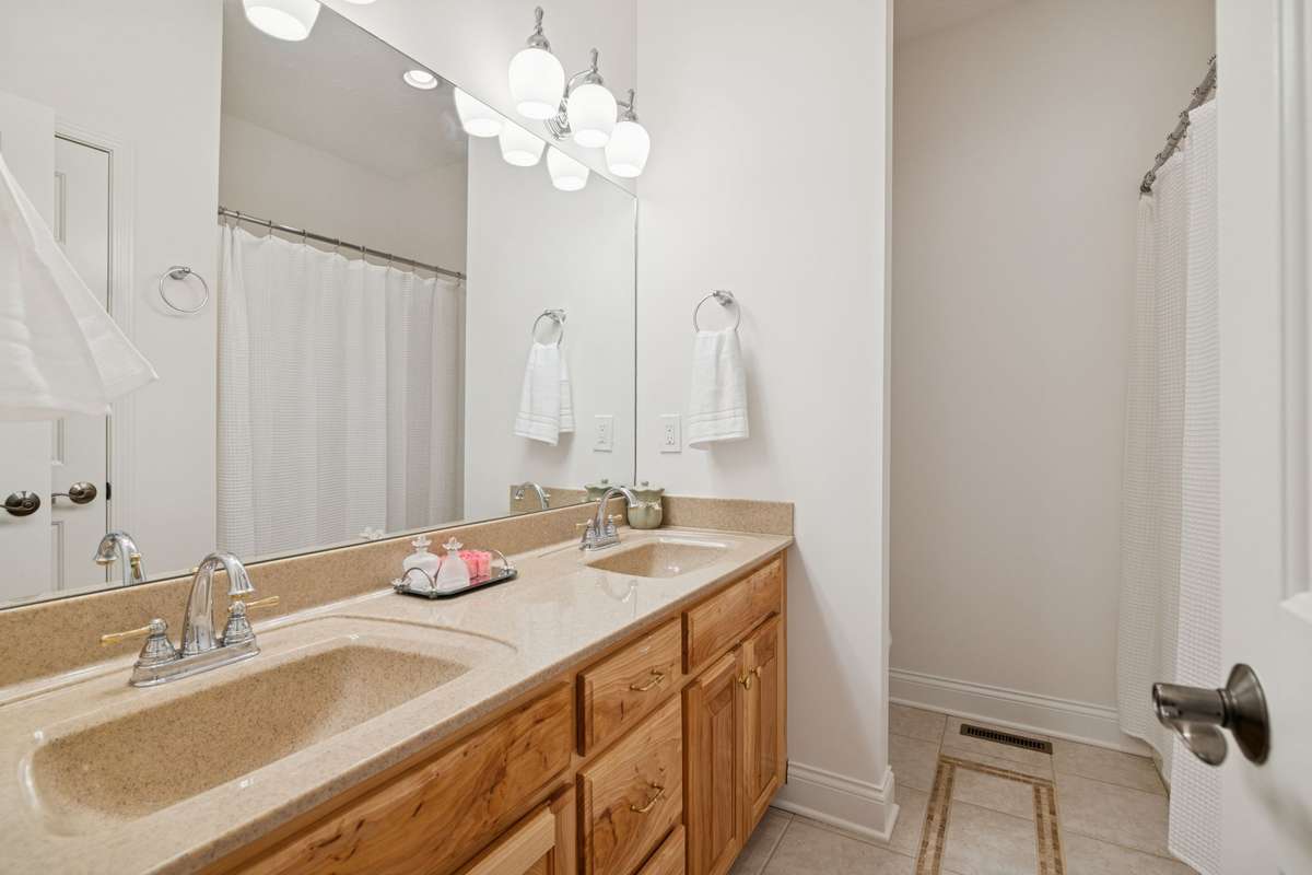 Secondary full bath (shared by two bedrooms).