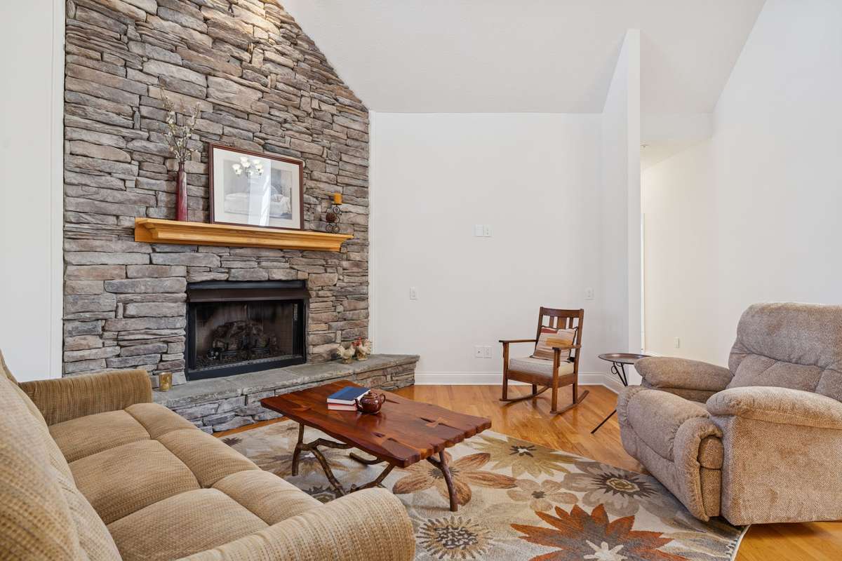 Walls freshly painted and ready for your artwork (or, TV in this spot!).  Seller didn’t re-hang art to keep the walls looking new for YOU.