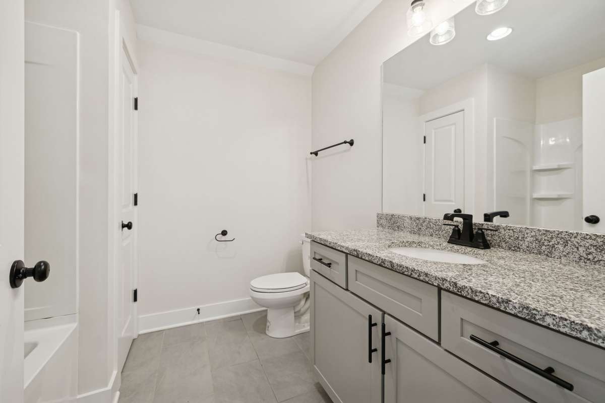 Upstairs Full Bathroom