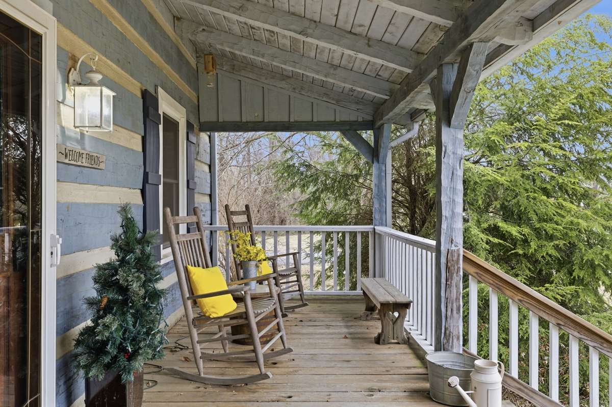 Sit on this Huge porch, enjoy the upcoming spring weather!