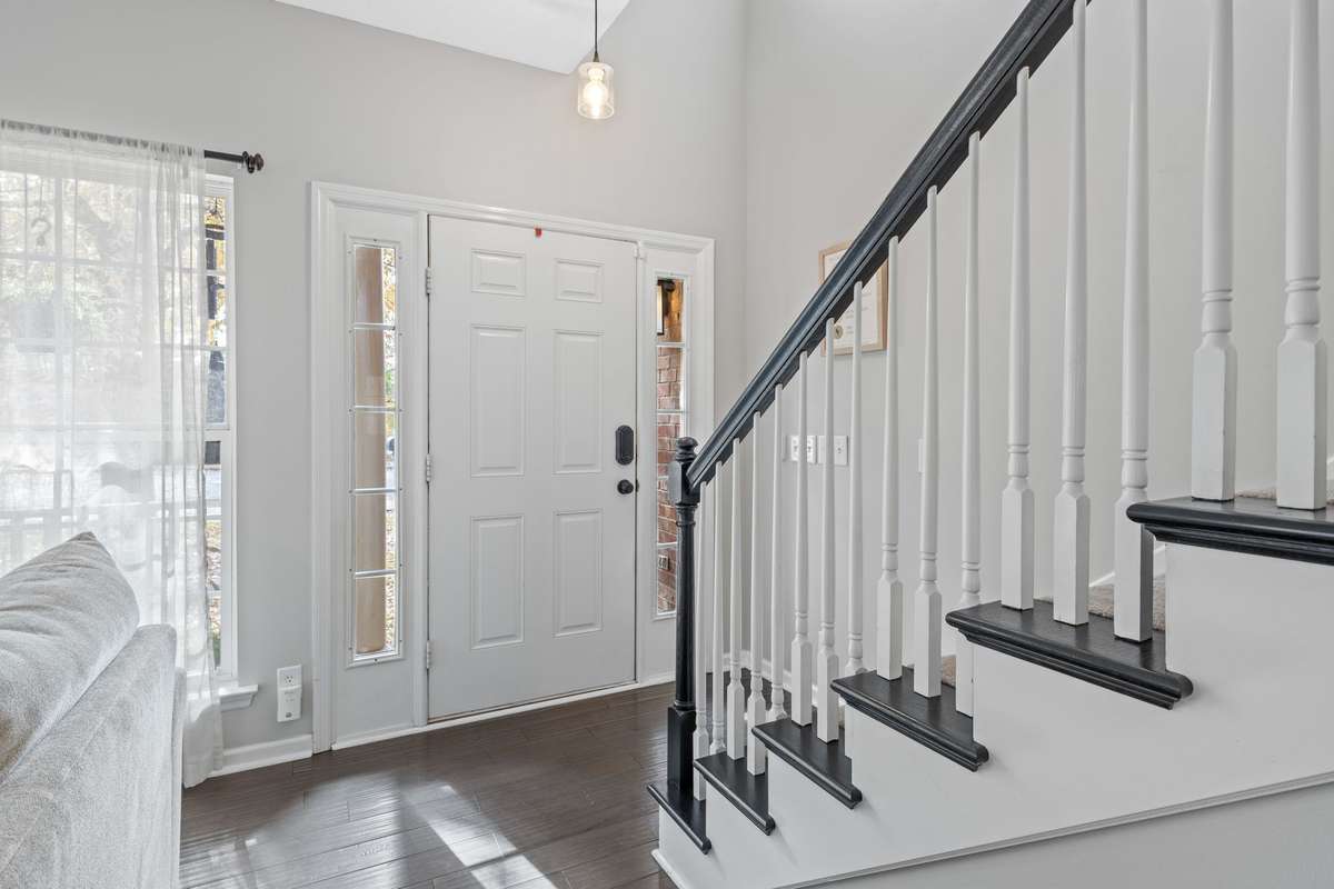 Fresh neutral decor with tasteful accents, and new lighting throughout!!