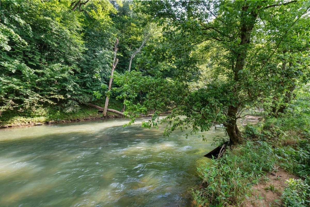 What a perfect setting to enjoy the sights and sounds of nature!
