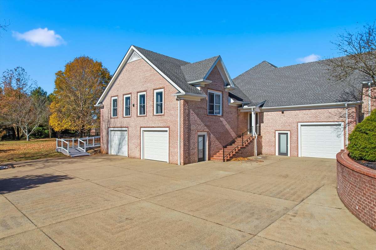 3 Bay Garage | Lots of Driveway Parking