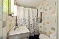 Lower level full bathroom with tub/shower combo.