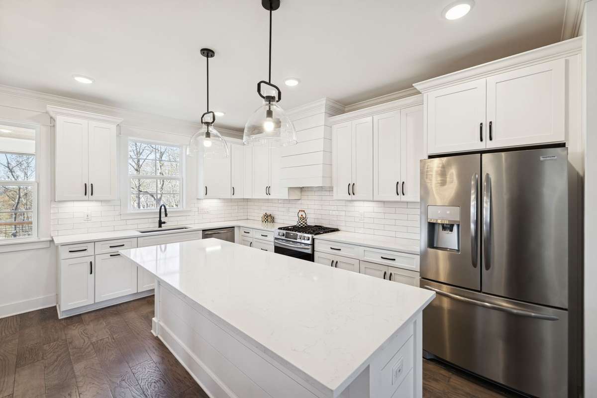 Large center island, perfect for meal prep and entertaining