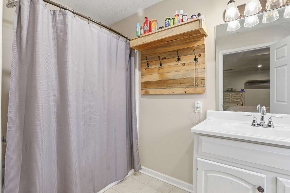 Full Bathroom (Bedroom #2)