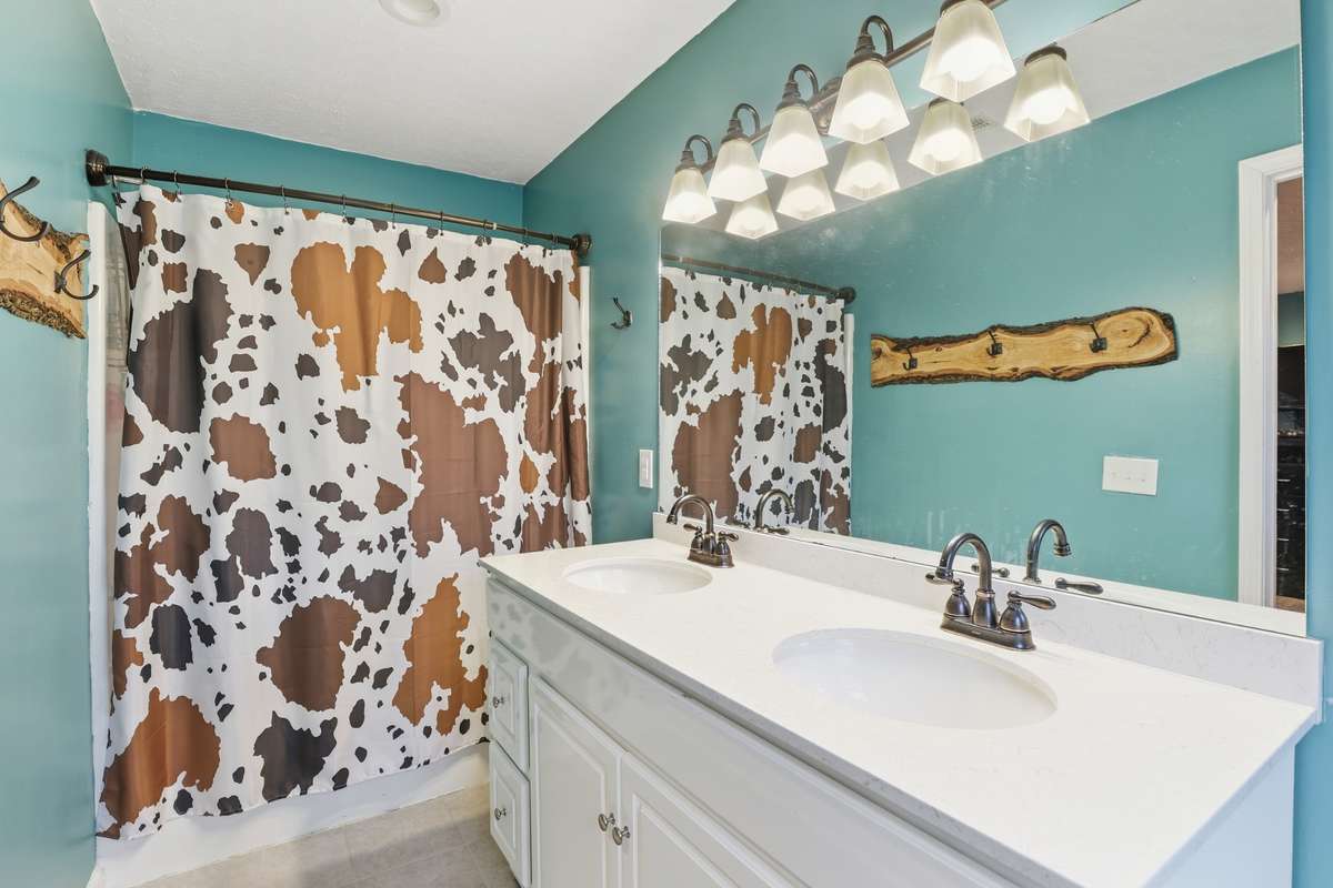 Full Bathroom connected to Bedroom #1