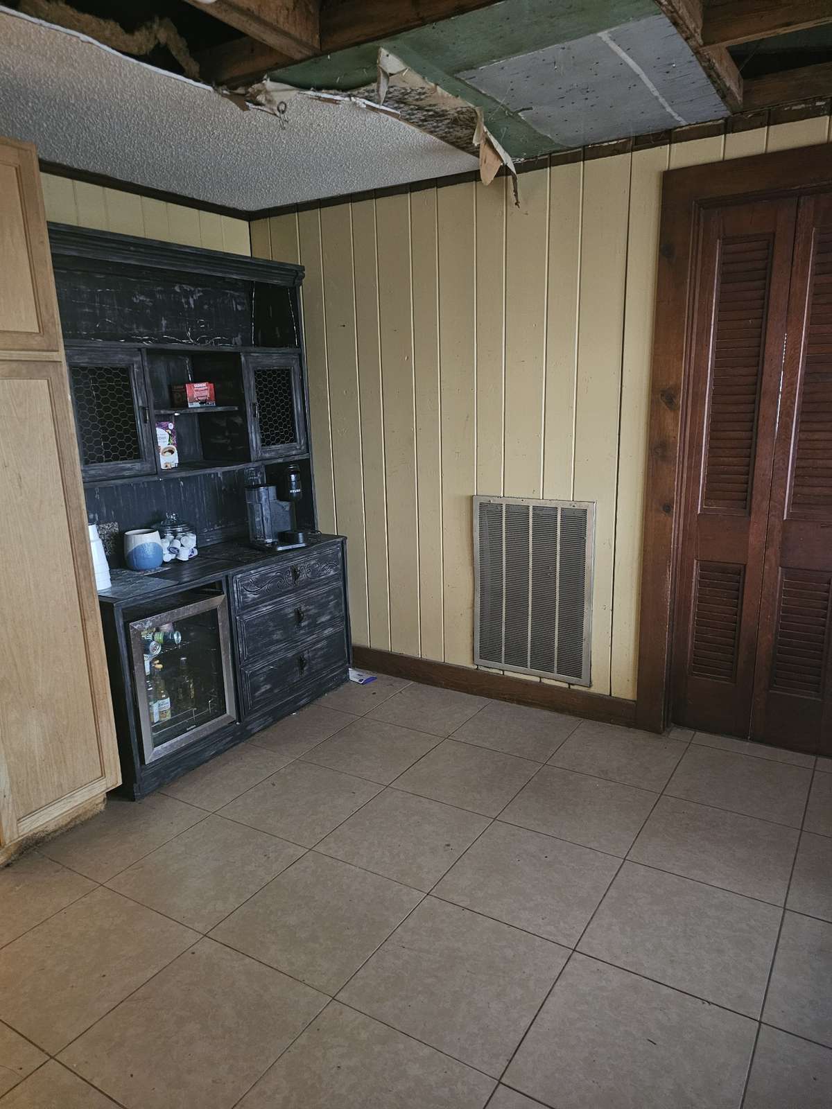 Main houseroom next to kitchen