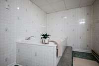 SPA WORTHY Bathroom w/ Large Jetted Jacuzzi Tub