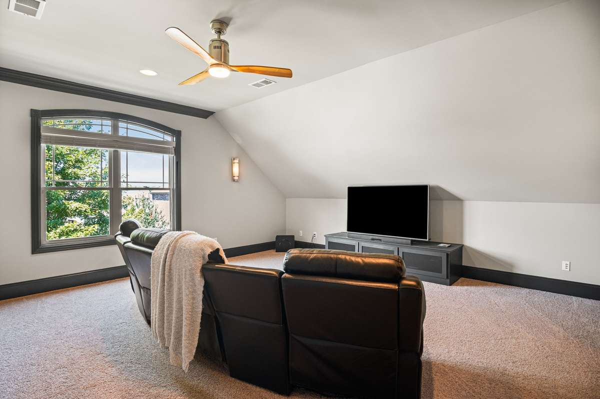 Enjoy pure cinematic immersion. In the media room, discreetly designed low built-in cabinets keep all visual and audio equipment neatly out of sight, ensuring absolute focus on the screen.