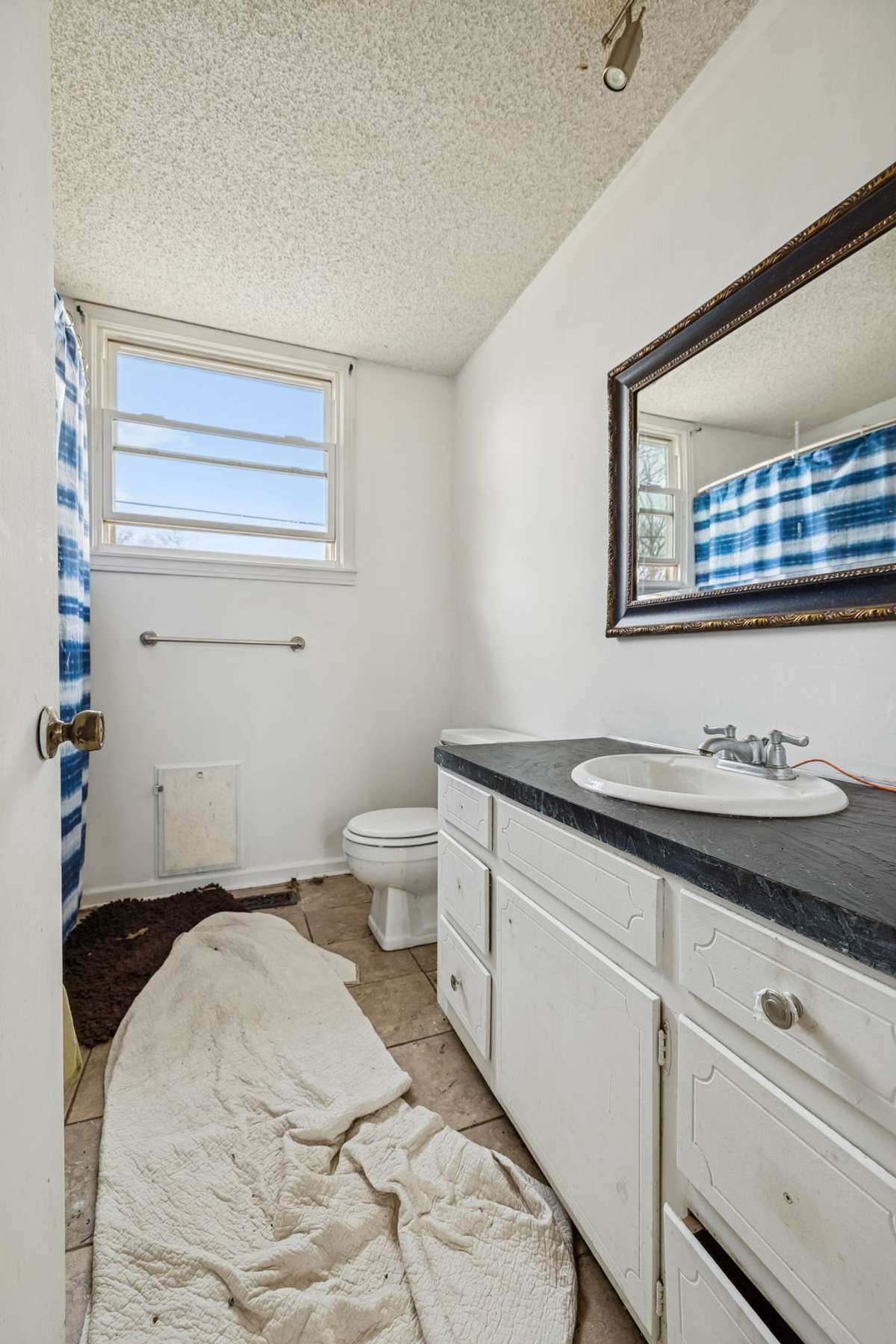 Full bathroom off den.