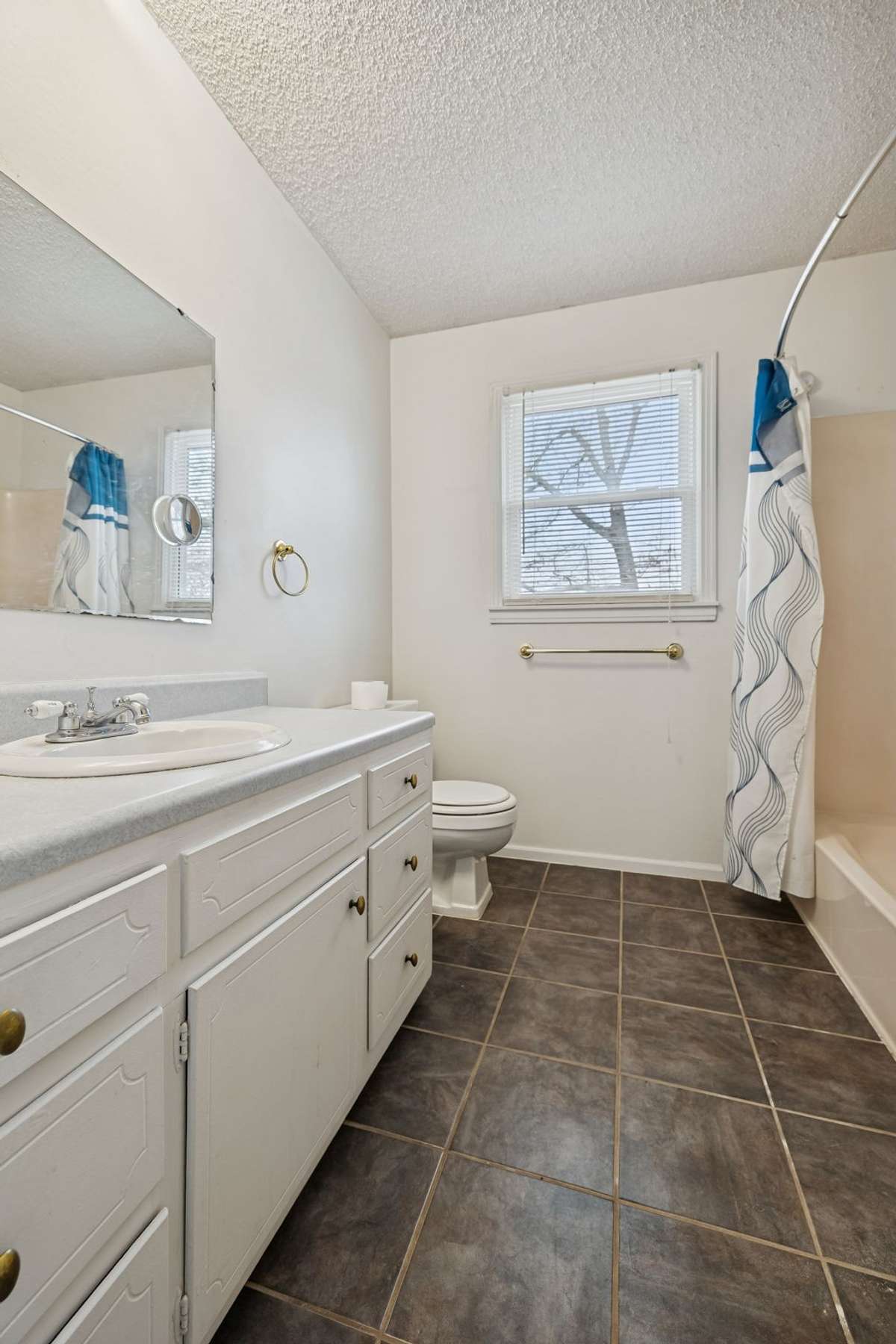 Guest full bathroom upstairs