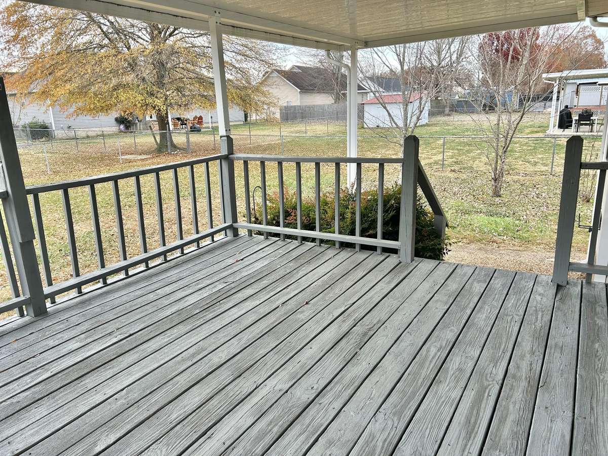 Large covered back deck!!