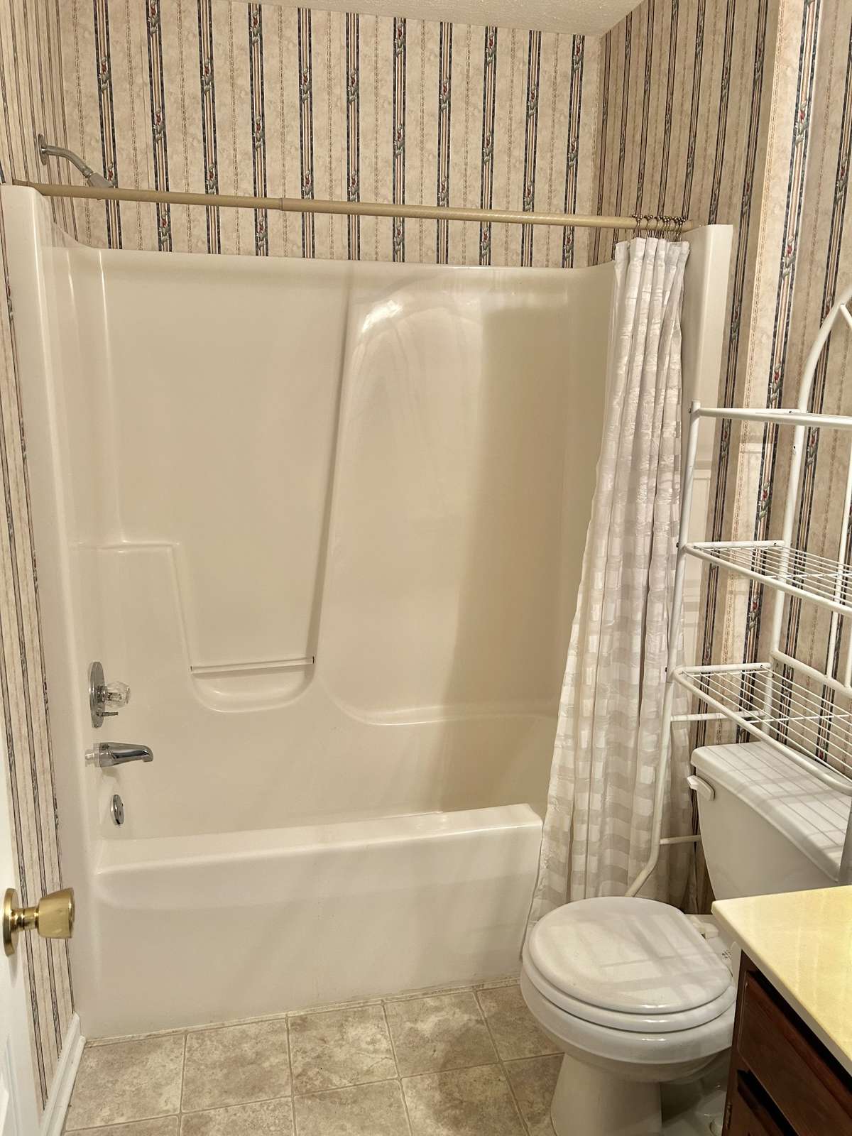 Guest bathroom with tub/shower combo!!