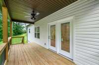 Example photos, colors and materials may vary.