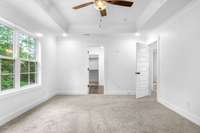 Example photos, colors and materials may vary.