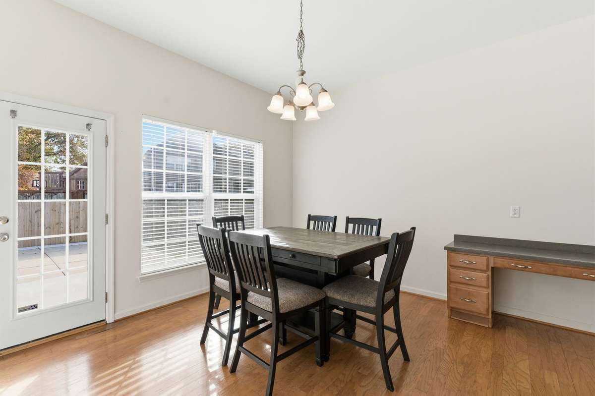 EAT-IN KITCHEN