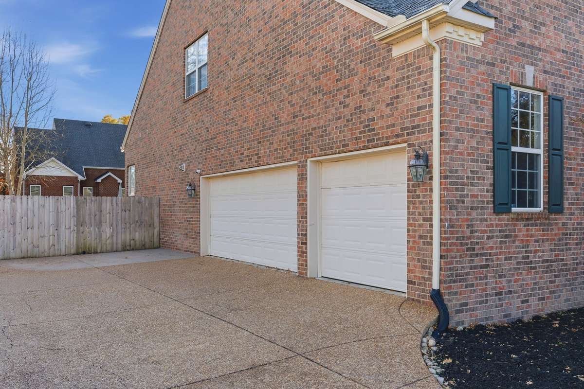 3 CAR GARAGE