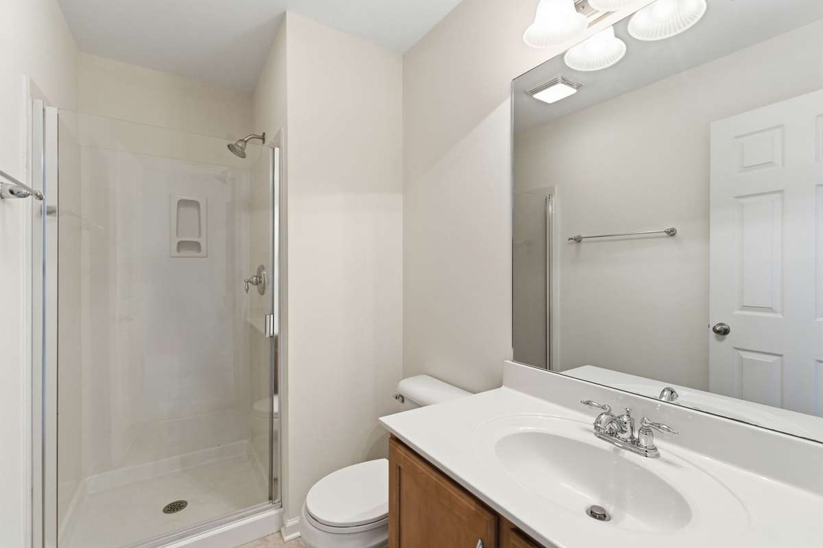 UPSTAIRS FULL BATHROOM