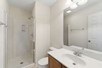 UPSTAIRS FULL BATHROOM