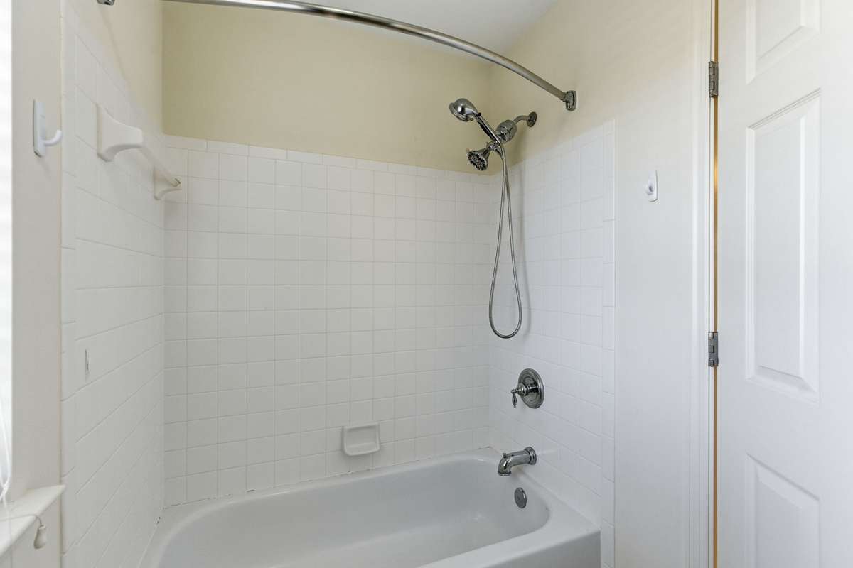JACK N JILL FULL BATHROOM