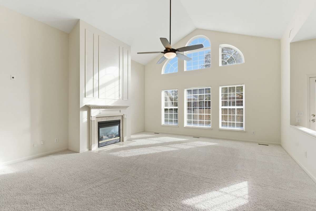 GRAND LIVINGROOM W/GAS FIREPLACE