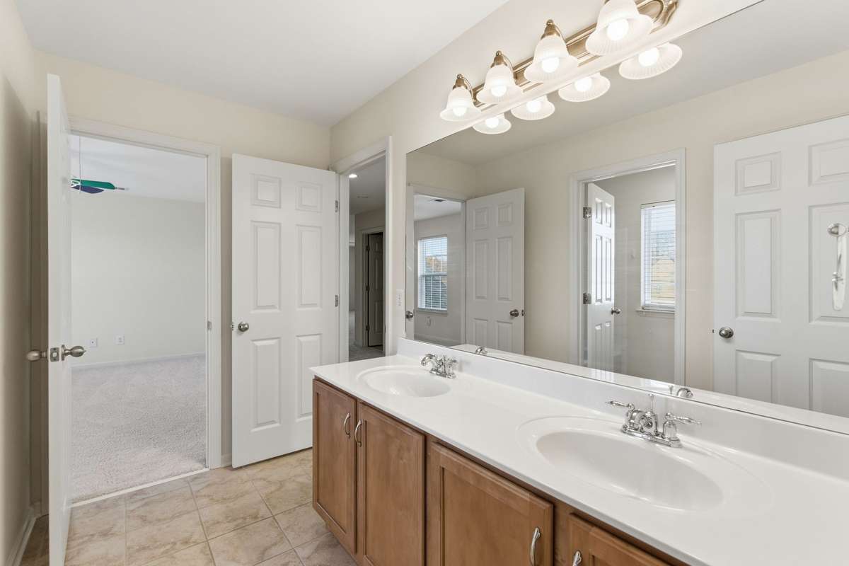 JACK N JILL FULL BATHROOM