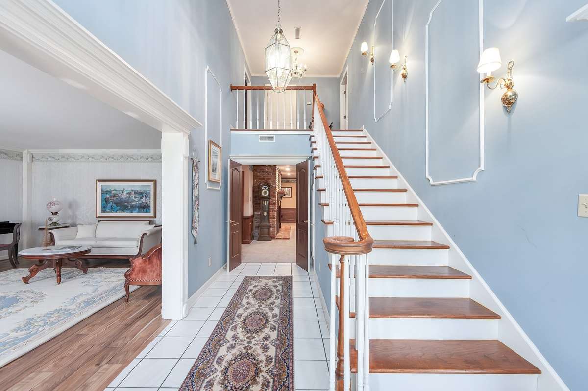 Main Entrance Foyer-Staircase