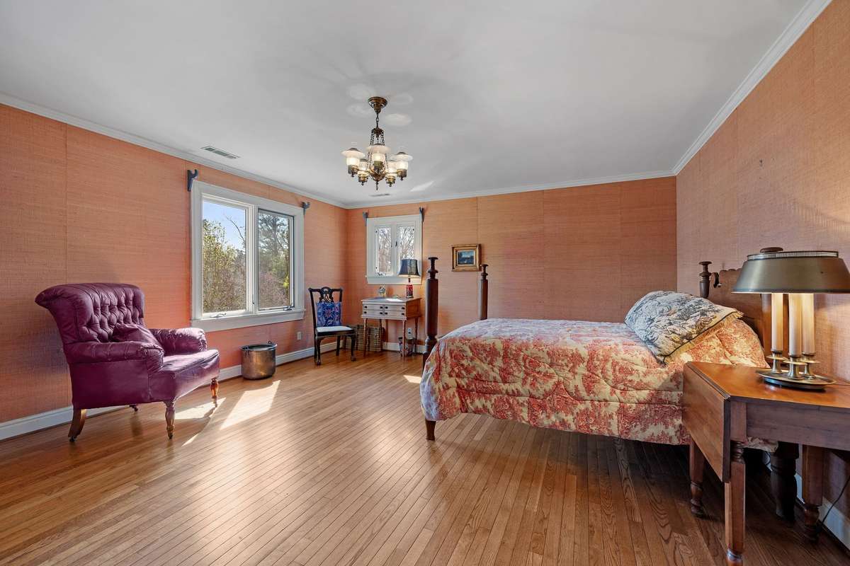 Upstairs primary bedroom