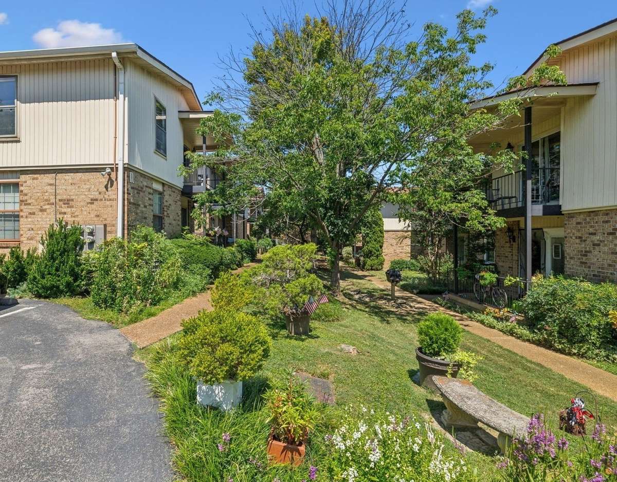 Location ...Location!! Hobbs House is located in the heart of Green Hills within walking distance to shops, restaurants and amenities! You can enjoy the nicely manicured grounds, and parking lot is located close by the units!