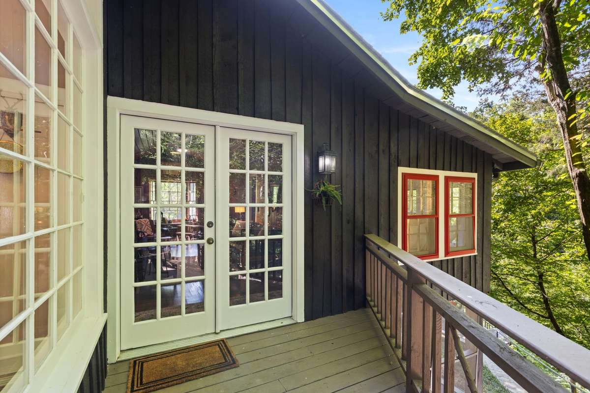The front doors ahead welcome you into the Idlehour Cabin.  Welcome!