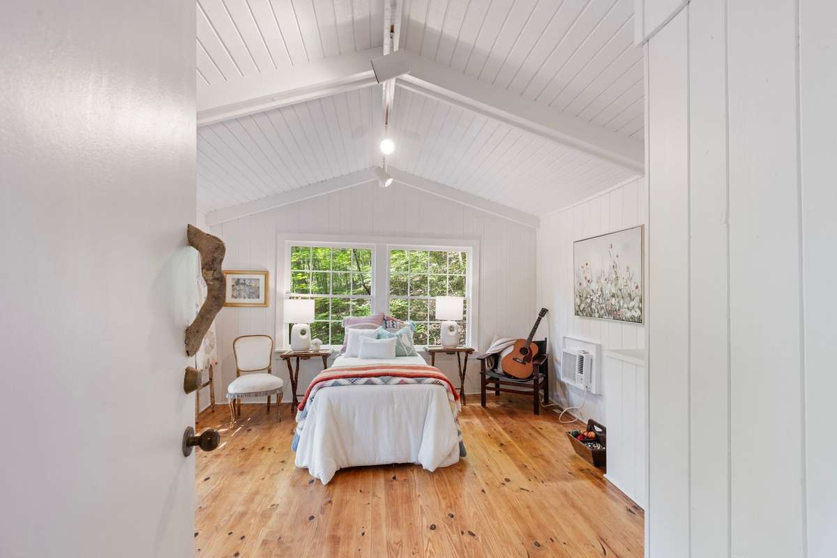 The studio has so many functions, a world of possibilities: ideal for an overnight guest room, a bunk room, a creative art or writing space, music jam session or even your own personal yoga and wellness retreat.