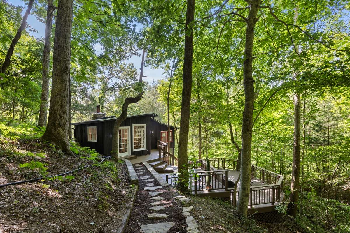 Welcome to the Fernvale Fishing Club and the star of the show, Idlehour Cabin!