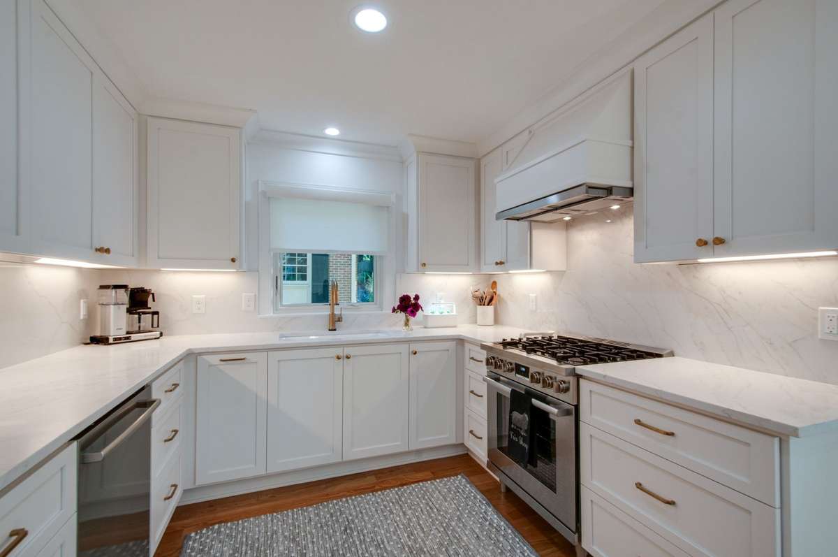 The kitchen is cheery, stylish and functional with ample prep space, under cabinet lighting and plenty of drawers!