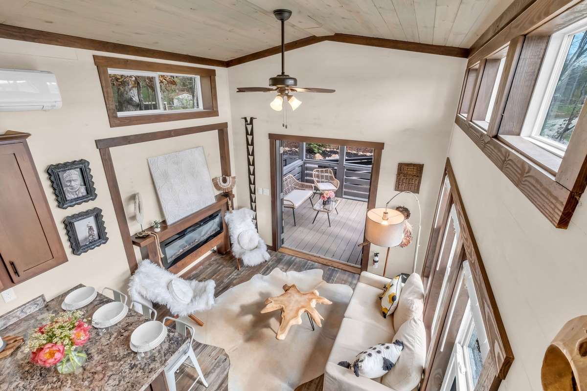 Sun-kissed and stylish cottage!