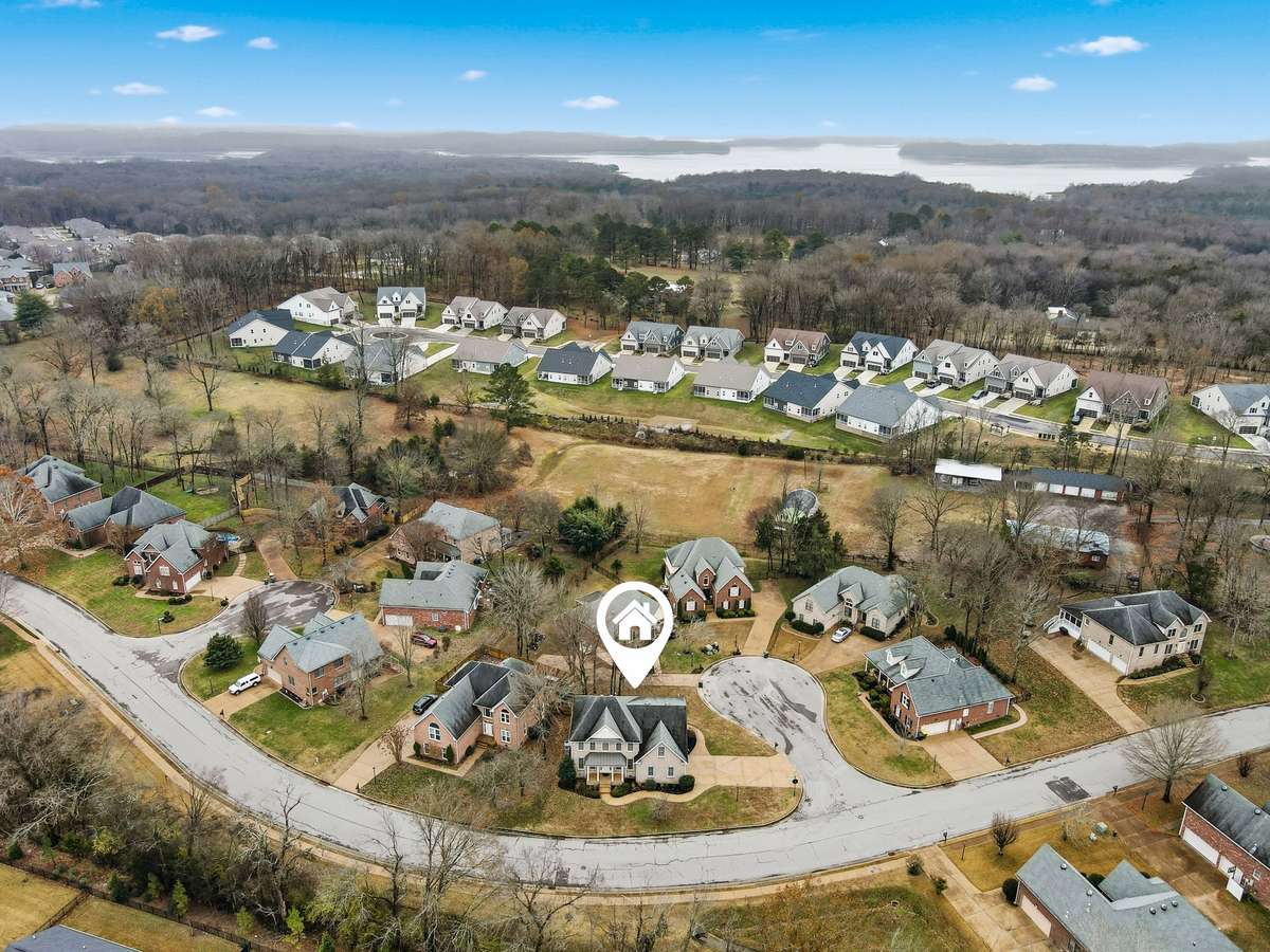 901 Location, Neighborhood & Lake