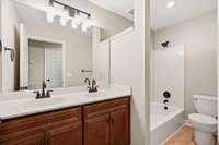 Upstairs Full Bathroom