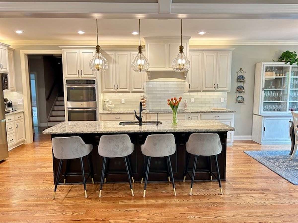 Kitchen's beautiful new lights, not all photos in this listing have the new lights.