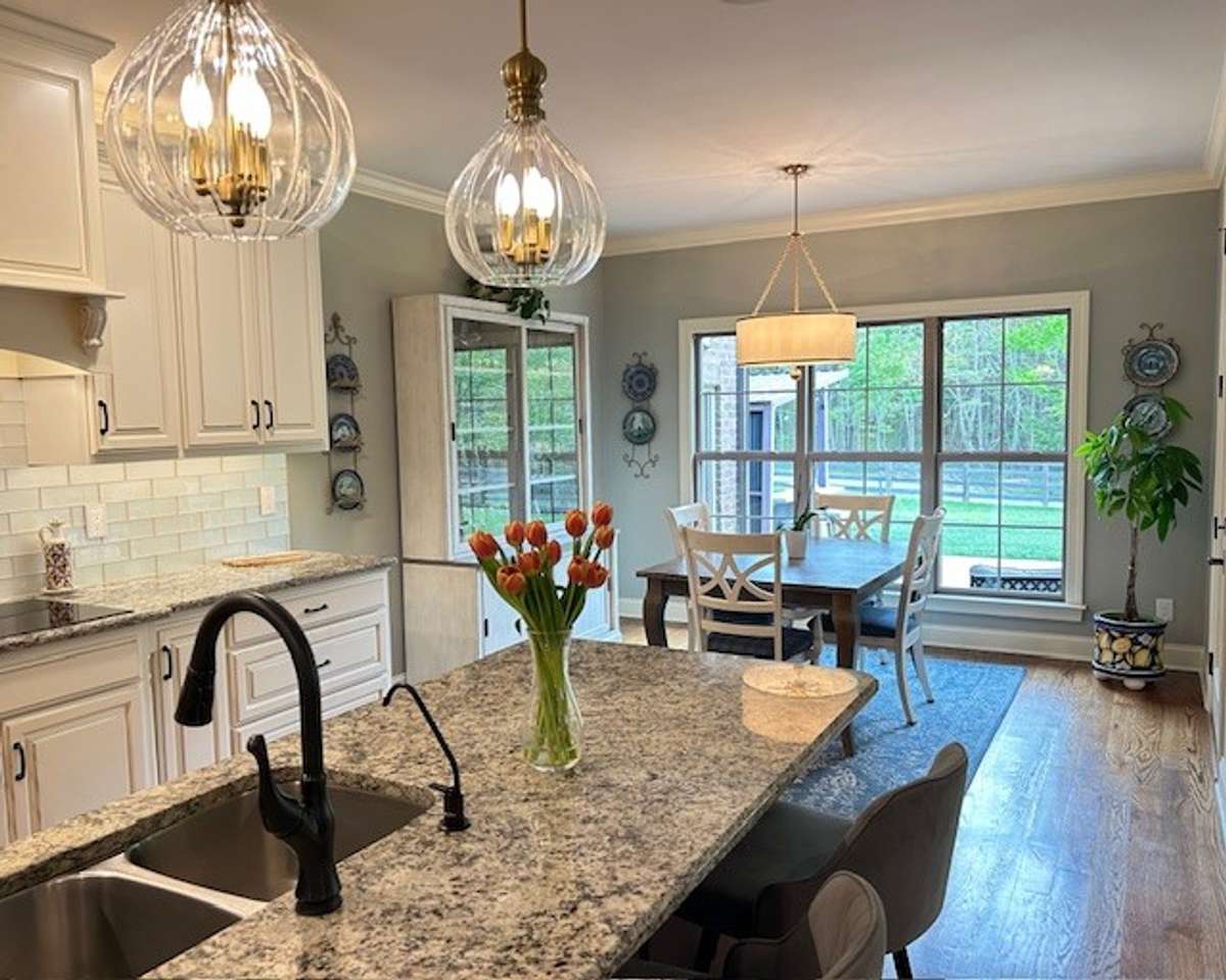 Kitchen and breakfast room both have stunning new lights, please refer to these lights in all other kitchen photos that have the prior lighting.