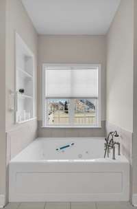 Relax in this jacuzzi tub at the end of a long day.....