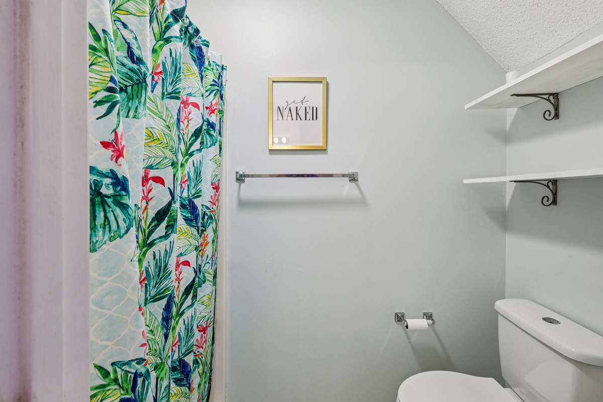 Bright and fresh full bath featuring updated fixtures