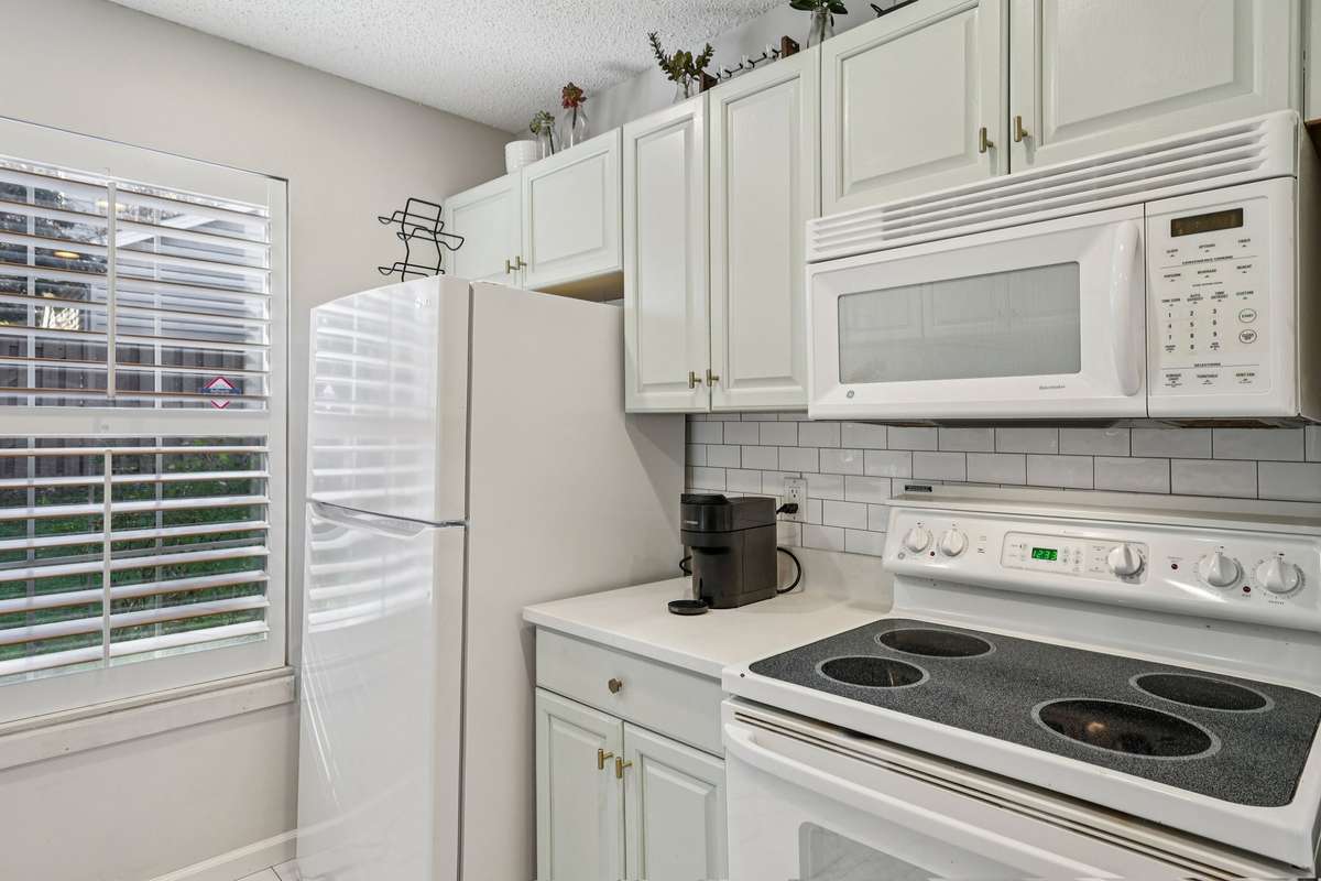 Subway tile backsplash, and plenty of cabinet space make this kitchen both functional and stylish for everyday living and entertaining.